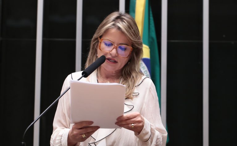 Comissão da Câmara aprova acesso gratuito a implantes contraceptivos de longa duração no SUS para mulheres em idade reprodutiva