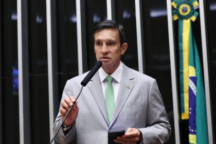 Projeto proíbe fornecimento de alimentos ultraprocessados em transportes que operam no Brasil e tramita na Câmara