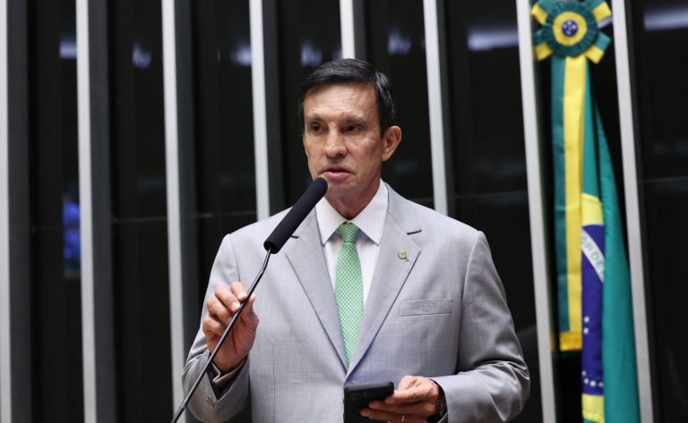 Projeto proíbe fornecimento de alimentos ultraprocessados em transportes que operam no Brasil e tramita na Câmara