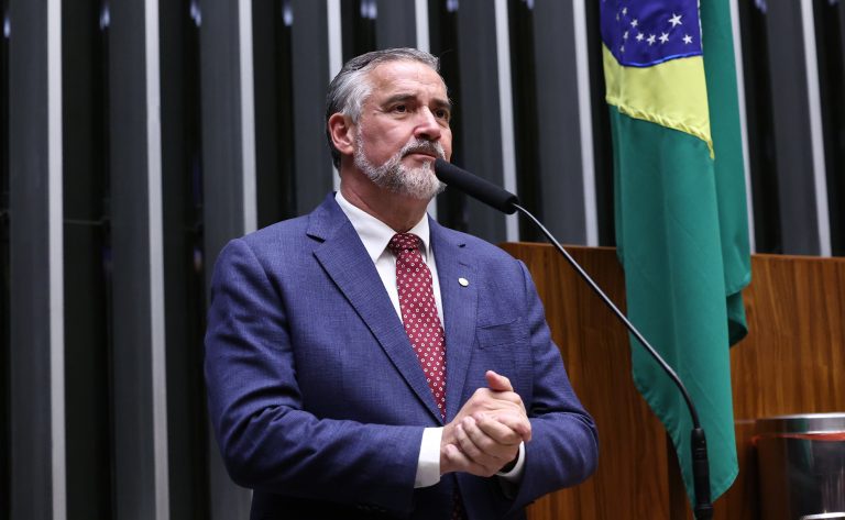 Câmara analisa projeto que cria benefício temporário para mulheres vítimas de violência doméstica por até 12 meses