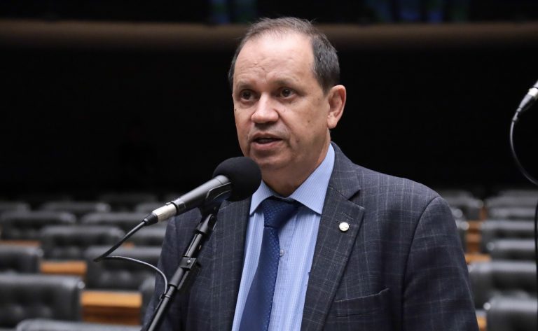 Câmara aprova texto que regula controle de substâncias e estruturas que ferem animais nas cidades