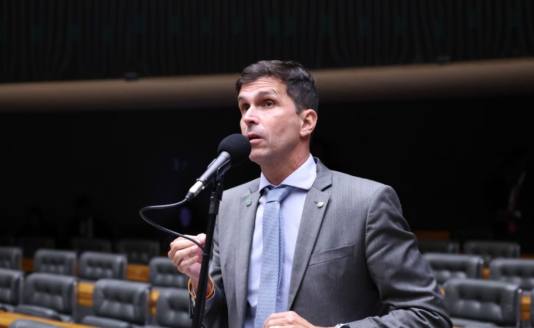 Câmara aprova diretrizes para segurança em escolas de natação que atendem crianças em todo o país