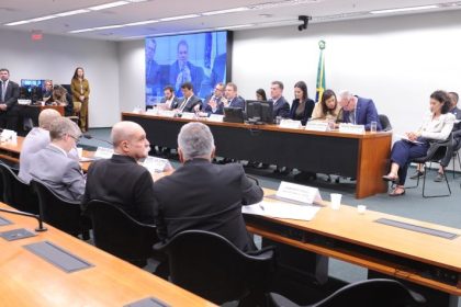 CCJ adia votação sobre redução da maioridade penal para 16 anos e deputados divergem em debate na Câmara