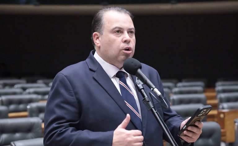 Comissão aprova projeto que inclui educação financeira em programas federais para prevenir superendividamento