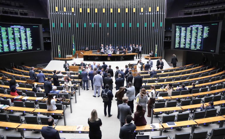 Câmara dos Deputados aprova urgência para 18 propostas e permite votação direta no Plenário