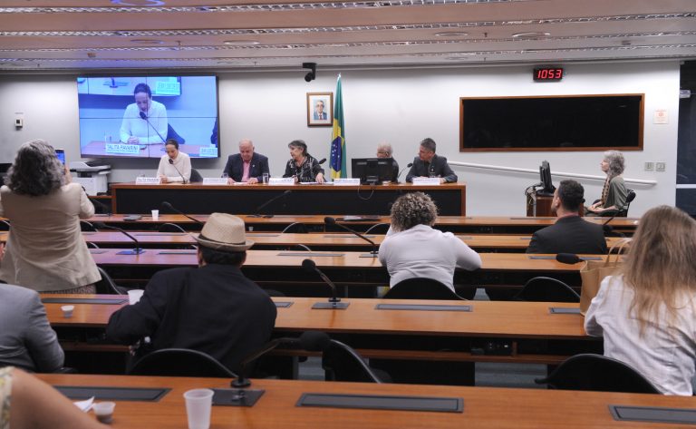 Projeto em tramitação prevê instituir o Dia Nacional da Acupuntura e do Acupunturista em 22 de novembro e discute ampliação para semana comemorativa