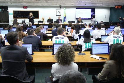 Pais e parlamentares pedem à Anvisa liberação do Elevidys após suspensão temporária iniciada em julho de 2025