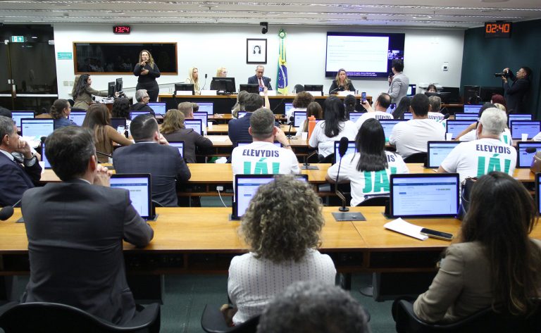 Pais e parlamentares pedem à Anvisa liberação do Elevidys após suspensão temporária iniciada em julho de 2025