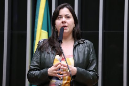 Câmara aprova projeto que obriga poder público a oferecer livros digitais comprados para escolas públicas