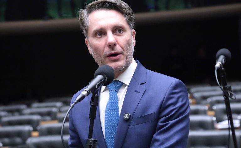 Câmara aprova política nacional para pessoas com transtornos do neurodesenvolvimento e prevê adaptações em provas e avaliações