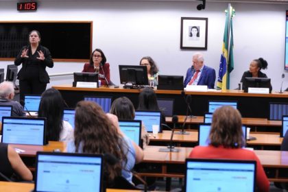 Familiares e parlamentares pedem políticas públicas contínuas para autismo na adolescência e vida adulta