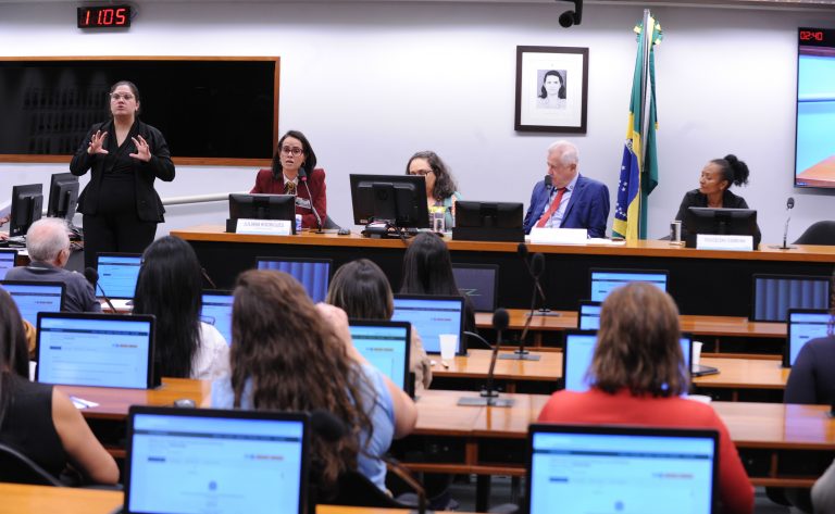 Familiares e parlamentares pedem políticas públicas contínuas para autismo na adolescência e vida adulta