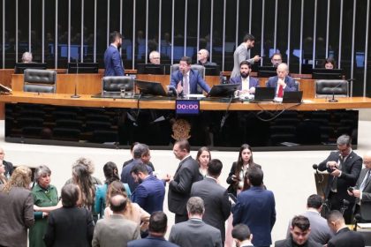 Câmara aprova projeto que regulamenta o uso dos símbolos da Cruz Vermelha em conflito armado no Brasil