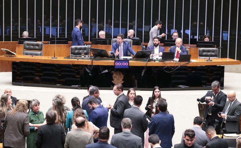 Câmara aprova projeto que regulamenta o uso dos símbolos da Cruz Vermelha em conflito armado no Brasil