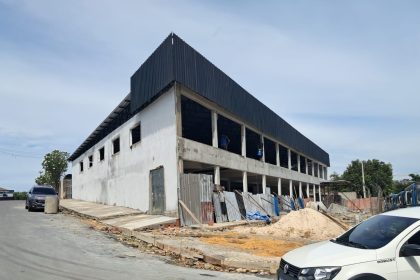 Prefeitura de Manaus embarga obra irregular na avenida Tenente Roxana Bonessi em Nova Cidade, zona Norte
