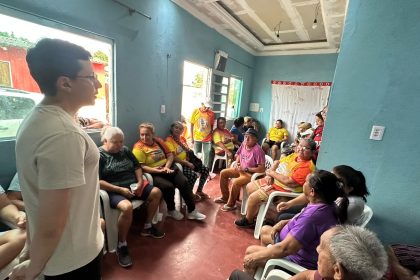 Prefeitura de Manaus realiza palestra do programa Conecta Manaus 60+ sobre internet segura para idosos na zona Norte