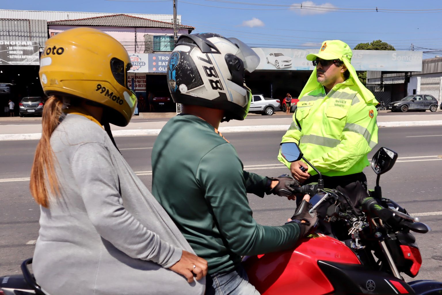 Operação Mobilidade Segura fiscaliza 56 veículos na avenida Itaúba e orienta condutores em Manaus