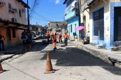 Manutenção asfáltica nas ruas de Tancredo Neves recupera pavimento e melhora mobilidade em Manaus
