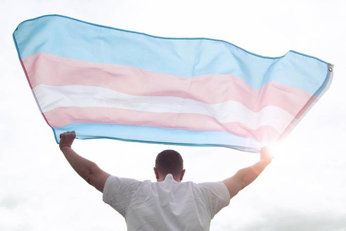 Dados mostram que pessoas trans e travestis seguem excluídas do mercado de trabalho e vulneráveis à violência no Brasil