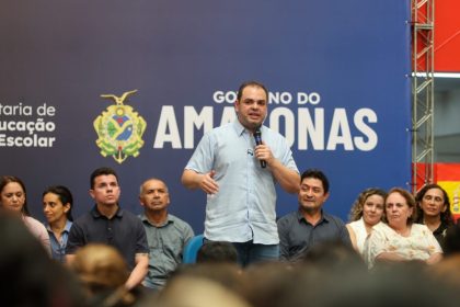 Governo do Amazonas entrega kits escolares em Manaus e anuncia pacote de investimentos com 399 mil itens e concurso público