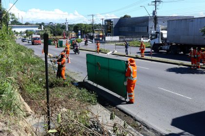 Mutirão de limpeza mobiliza mais de 50 garis na avenida dos Oitis em Manaus e amplia manutenção urbana