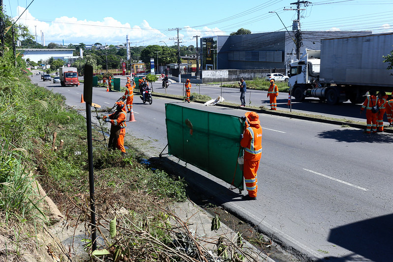 Mutirão de limpeza mobiliza mais de 50 garis na avenida dos Oitis em Manaus e amplia manutenção urbana