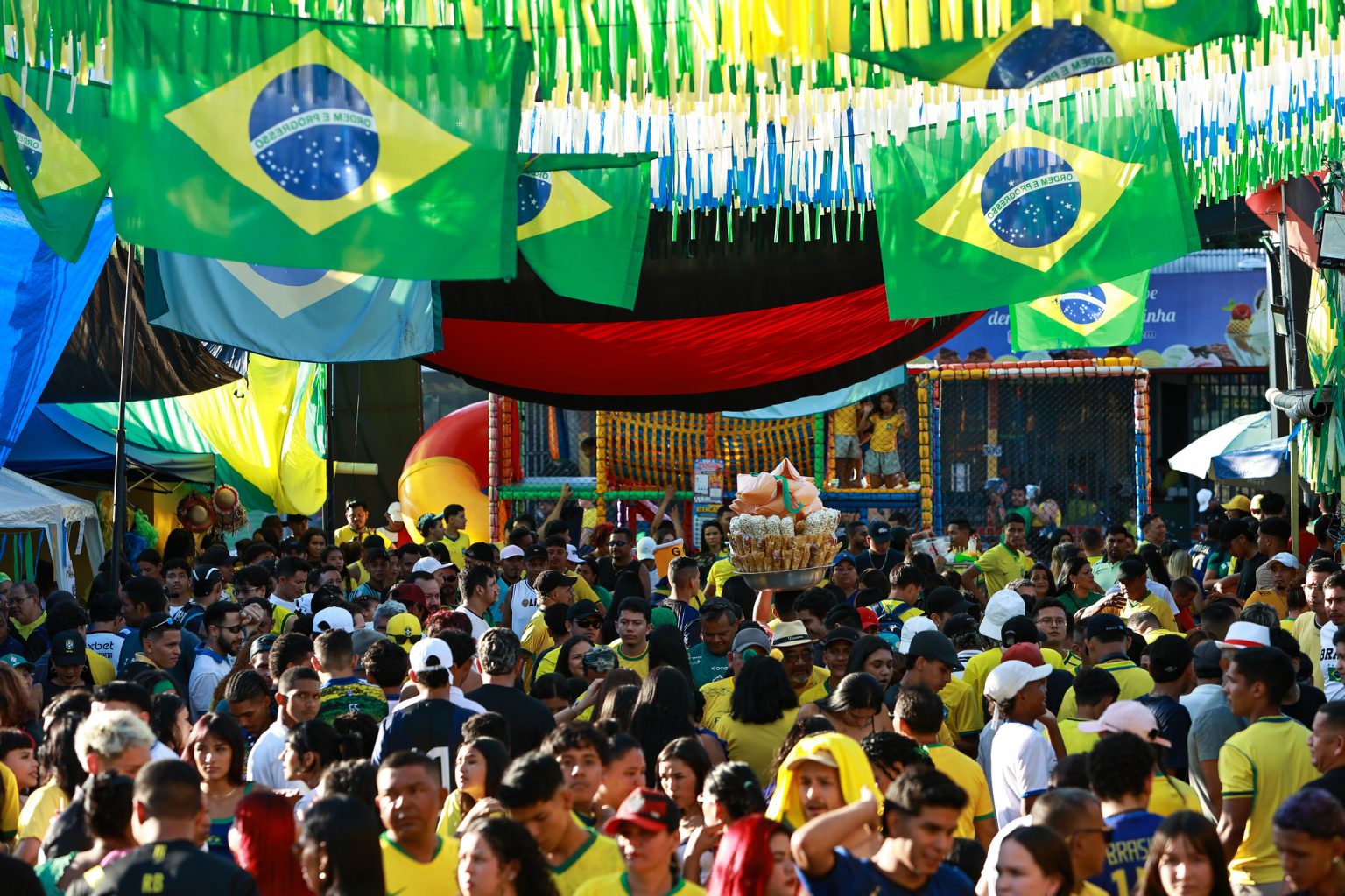 Ruas da Copa levam telão e infraestrutura a bairros da zona Leste de Manaus durante partida da Seleção