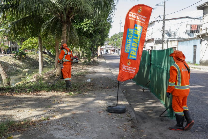 Prefeitura de Manaus faz capinação e podagem no igarapé do Passarinho entre Terra Nova e Monte das Oliveiras