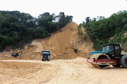 Prefeitura de Manaus executa contenção de erosão na rua Topázio para proteger famílias e recuperar estabilidade do terreno
