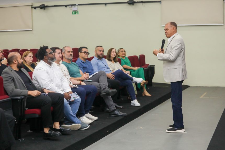 Semed reúne gestores para fortalecer a ouvidoria e apresentar o Sismouv na sede da secretaria