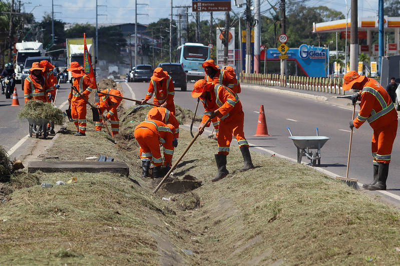 Prefeitura de Manaus intensifica limpeza urbana com mais de mil trabalhadores nas principais avenidas