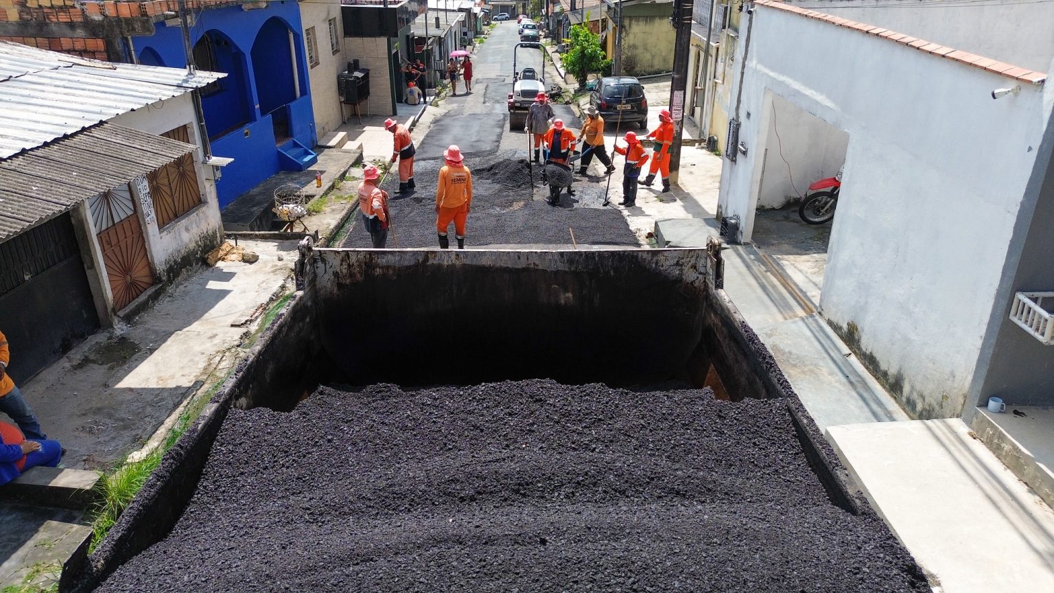 Asfaltamento em Manaus avança na recuperação da rua Edealina e obras no Cidade Nova