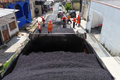 Asfaltamento em Manaus avança na recuperação da rua Edealina e obras no Cidade Nova
