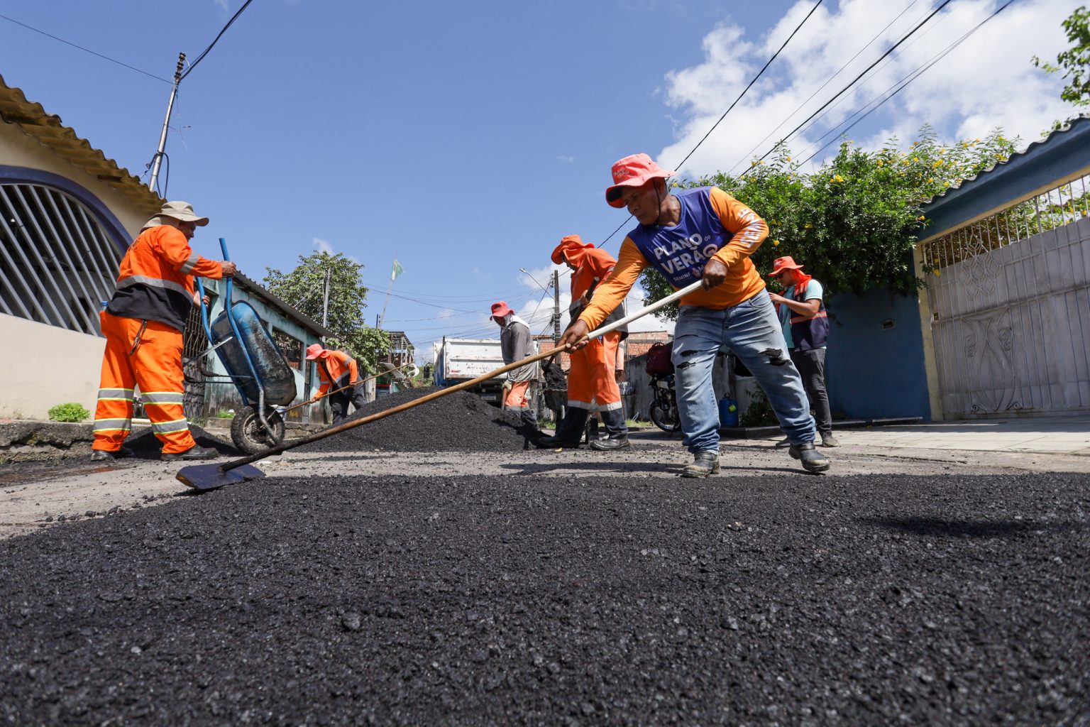 Programa Manaus que a Gente Cuida leva limpeza, tapa-buracos e serviços sociais ao Zumbi dos Palmares