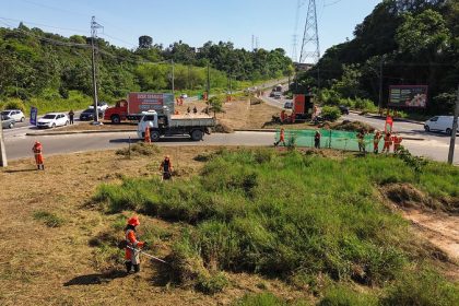 Prefeitura de Manaus inicia mutirão de zeladoria na avenida das Flores para conservação urbana e desobstrução de sarjetas