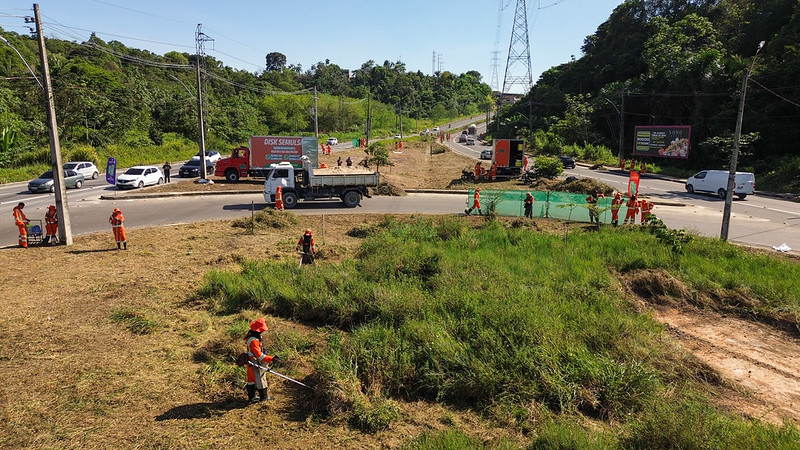 Prefeitura de Manaus inicia mutirão de zeladoria na avenida das Flores para conservação urbana e desobstrução de sarjetas
