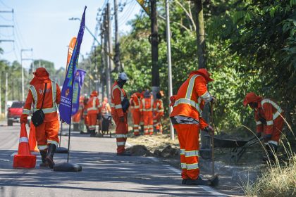 Prefeitura de Manaus realiza mutirão de limpeza urbana na avenida Santos Dumont mobilizando 250 servidores