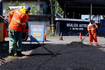 Prefeitura de Manaus intensifica recuperação asfáltica e aplica mil toneladas diárias para reparar vias até novembro