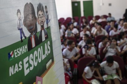Juiz explica o Estatuto da Criança e do Adolescente a estudantes surdos durante projeto Esmam nas Escolas em Manaus