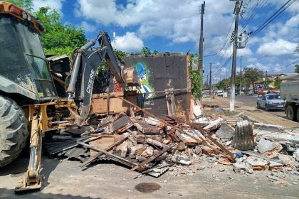 Implurb realiza demolição administrativa de três bares e uma barbearia em logradouro público no Jorge Teixeira