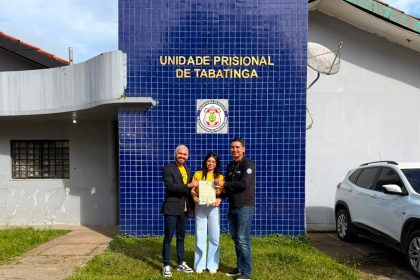 Entrega de segundas vias de certidões de nascimento a custodiados em Tabatinga durante mutirão Registre-se