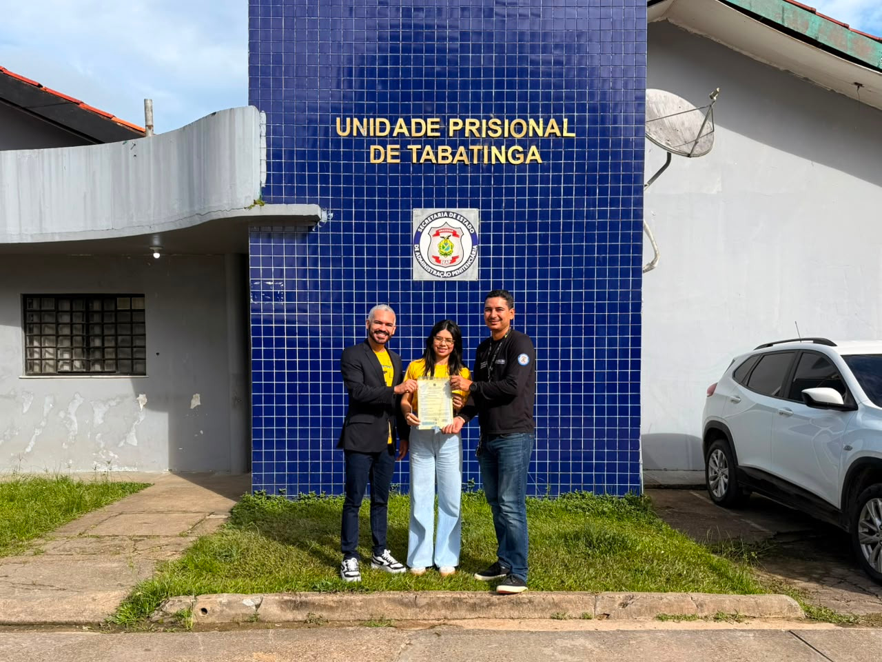 Entrega de segundas vias de certidões de nascimento a custodiados em Tabatinga durante mutirão Registre-se