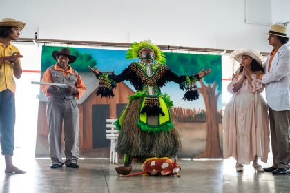 Bumbódromo de Parintins recebeu quase 1,1 mil visitantes durante o Circuito da Cultura 2026 e exibiu bastidores