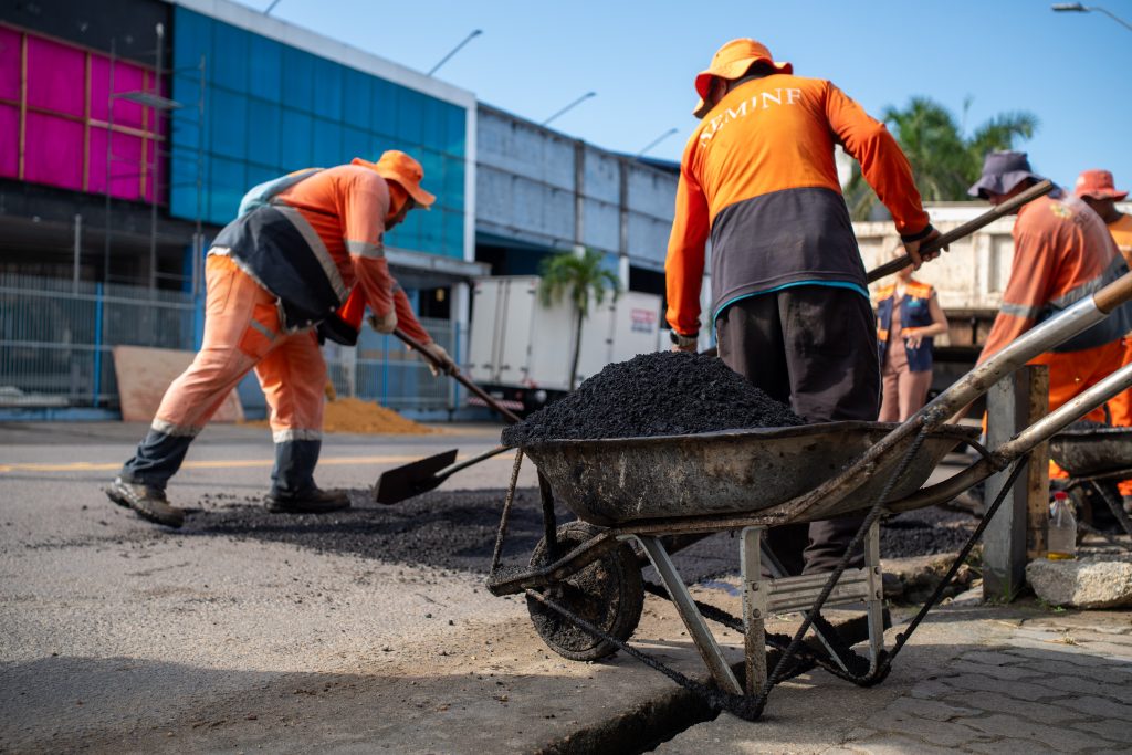 Prefeitura de Manaus intensifica operação tapa-buracos e recupera rua Francisca Mendes na Fazendinha