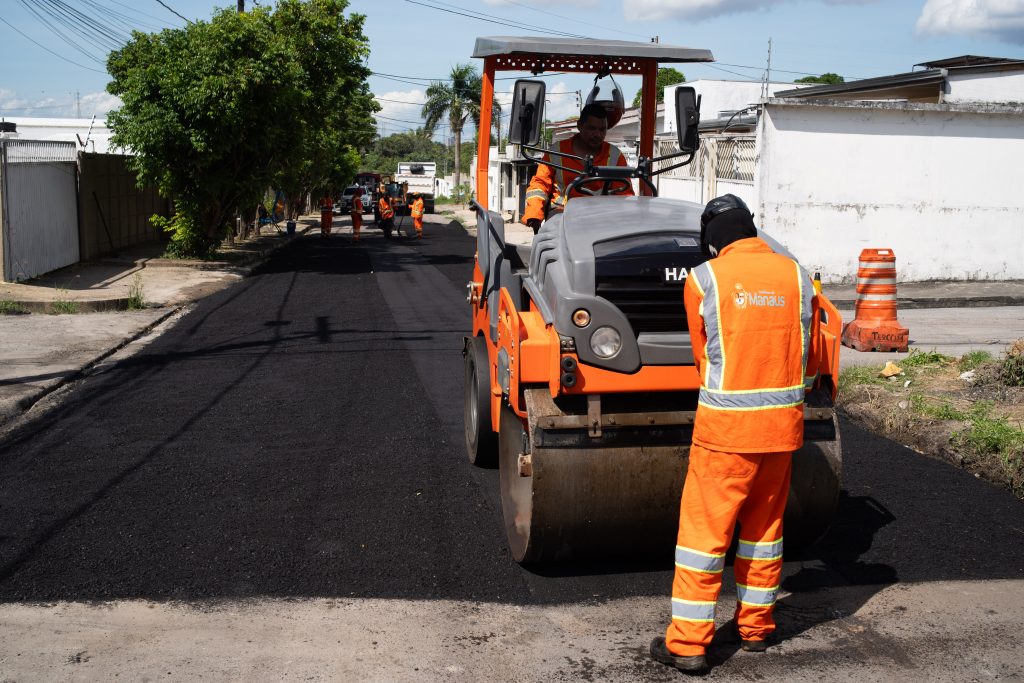 Prefeitura de Manaus executa manutenção asfáltica na rua Alonso Nogueira da Silva para recuperar a malha viária e melhorar a mobilidade