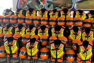 Detran-AM entrega 163 kits de segurança para mototaxistas em Maués durante Governo Presente