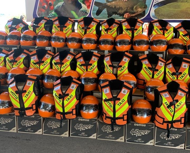 Detran-AM entrega 163 kits de segurança para mototaxistas em Maués durante Governo Presente