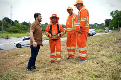 Prefeitura de Manaus adota robôs de roçagem para ampliar limpeza urbana e deslocar garis