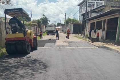 Prefeitura de Manaus intensifica recuperação asfáltica na rua Murici no Monte das Oliveiras