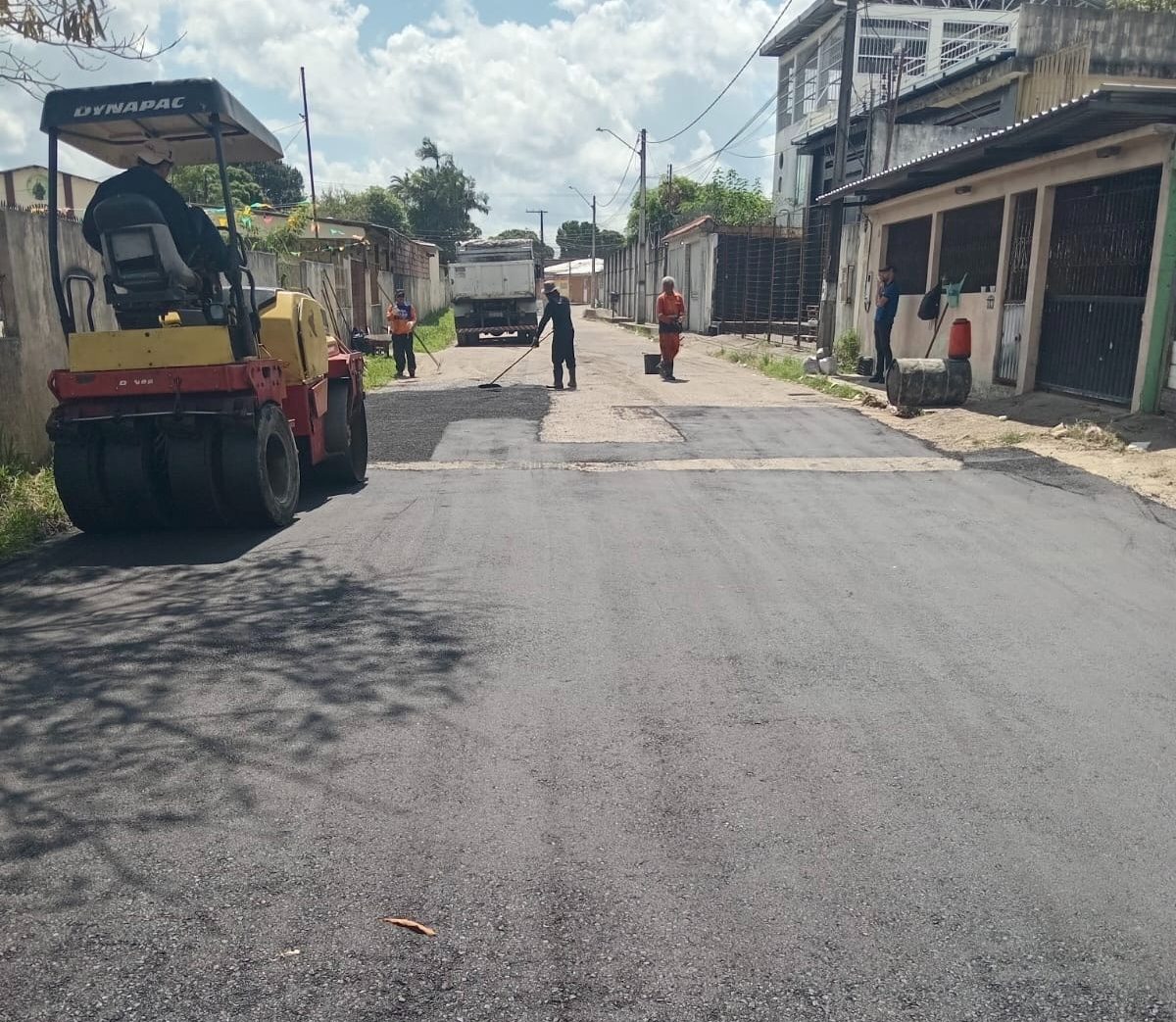 Prefeitura de Manaus intensifica recuperação asfáltica na rua Murici no Monte das Oliveiras